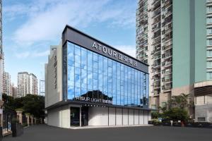 un edificio con un cartel en una ciudad en Atour Light Hotel Shenzhen Nanshan Raffles City Plaza en Shenzhen