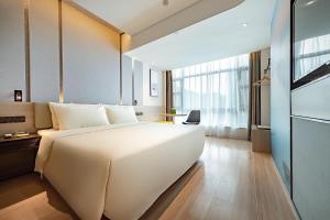 Ένα ή περισσότερα κρεβάτια σε δωμάτιο στο Atour Hotel Shenzhen Baoan Xixiang