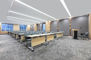 西安市にあるAtour Hotel Xi'an International Port Areaの会議室(テーブルと椅子付)