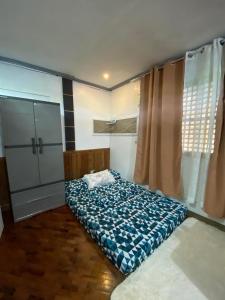 Dormitorio pequeño con cama y armario en Casa Valle Verde - Unit 46A, en Baguio