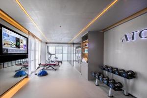 Un gimnasio con muchos equipos de ejercicio en una habitación. en Atour Hotel Guangzhou Zhongcun Hanxi Changlong Metro Station, en Guangzhou