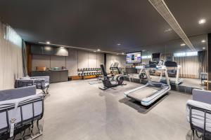 una palestra con tapis roulant e macchine in una stanza di Atour X Hotel Beijing Yonghe Temple Hepingli a Pechino