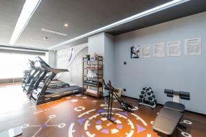 um ginásio com passadeira e equipamento de exercício no chão em Atour Hotel Hangzhou Huanglong Wanke Xueyuan Road em Hangzhou