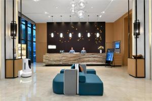 una hall con due uomini seduti in un salone di Atour Hotel Chengdu High-Tech a Chengdu