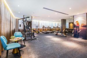 een fitnessruimte met verschillende loopbanden en loopbanden bij Atour Hotel Shenzhen Luohu Diwang in Shenzhen