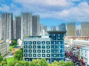 Pemandangan umum bagi Kunming atau pemandangan bandar yang diambil dari hotel