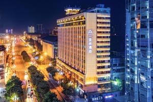 uma vista para uma rua da cidade à noite em Atour Hotel Chengdu Chunxi Road Tianfu Square Subway Station em Chengdu