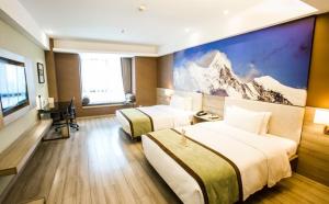 una camera d'albergo con due letti e un dipinto sul muro di Atour Hotel Chengdu High-Tech a Chengdu Altre 76 foto