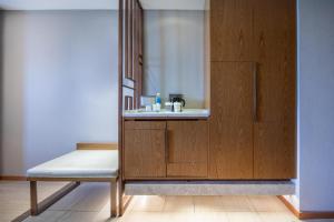 bagno con panca e lavandino di Atour X Hotel Beijing Yonghe Temple Hepingli a Pechino
