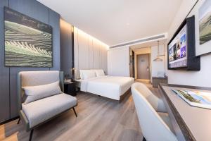 TV a/nebo společenská místnost v ubytování Atour Hotel Hangzhou Xiaoshan South Railway Station Xiaoshan Road