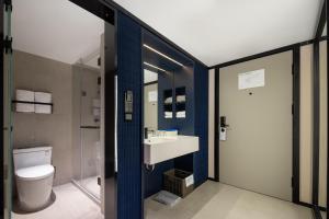 杭州的住宿－杭州西湖武林广场环城北路轻居酒店，一间带卫生间和水槽的浴室