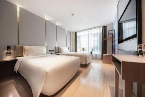 Ένα ή περισσότερα κρεβάτια σε δωμάτιο στο Atour Hotel Shenzhen Baoan Xixiang