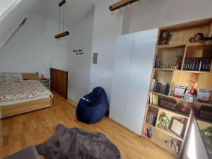 سرير أو أسرّة في غرفة في Apartman Kiara