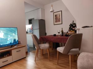 Televisi dan/atau pusat hiburan di Apartman Kiara