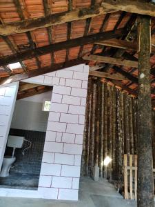 Zimmer mit weiß gefliesten Wänden in einem Gebäude in der Unterkunft Nature Spot Areca Cottages in Kurchi