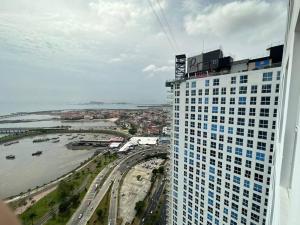 a view of a tall building and a river at Amazing Ocean View 1bed Suite in Panama City