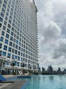 a large building with a swimming pool in front of it at Amazing Ocean View 1bed Suite in Panama City