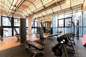 un gimnasio con muchas cintas de correr y máquinas en Scarletz Suites Kuala Lumpur, Five Senses, en Kuala Lumpur