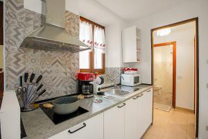 uma cozinha com um lavatório e uma bancada em Lami Apartment Intra Center - Happy Rentals em Verbania