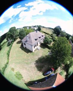 une vue aérienne sur une grande maison sur un champ dans l'établissement Gîte de France à Latronche 2 épis - Gîte de France 4 personnes 634, 