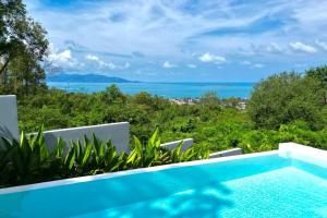 - une piscine avec vue sur l'océan dans l'établissement Baan Saint-Tropez Seaview Villa Ko Samui., à Bophut 