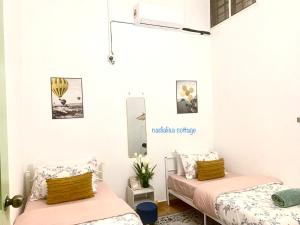 Katil atau katil-katil dalam bilik di Nadialisa cottage homestay For Islamic only