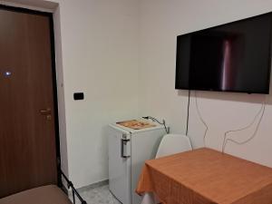TV a/nebo společenská místnost v ubytování Camera dell' antico Arco Romano + 10 fotografií