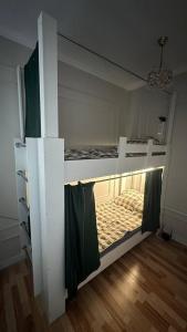 Двухъярусная кровать или двухъярусные кровати в номере Svoi Dvor