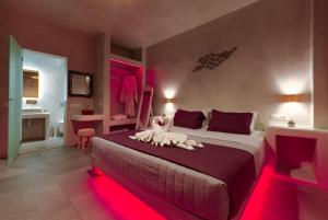 Ліжко або ліжка в номері The Muses of Santorini Private Jacuzzi Suites