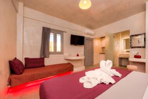 Ліжко або ліжка в номері The Muses of Santorini Private Jacuzzi Suites