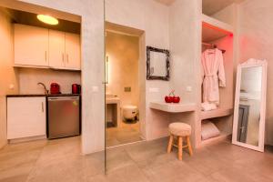 Кухня або міні-кухня у The Muses of Santorini Private Jacuzzi Suites