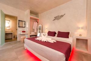 Ліжко або ліжка в номері The Muses of Santorini Private Jacuzzi Suites