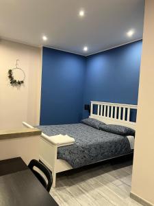 バーリにあるB & B Giuseppe & Gretaの青い壁のベッドルーム1室、ベッド1台が備わります。