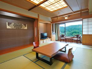 Televízia a/alebo spoločenská miestnosť v ubytovaní Akan Yuku no Sato Tsuruga