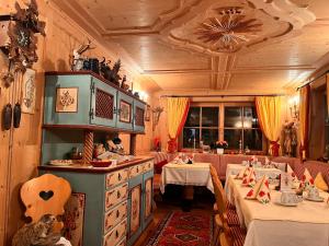 ein Esszimmer mit 2 Tischen und einem Tisch in der Unterkunft Hotel Garni Concordia - Dolomites Home in Wolkenstein in Gröden