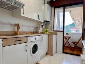 eine Küche mit Waschmaschine und Trockner in der Unterkunft Apartamento Dama Suances in Suances