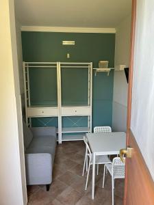 a room with a couch and a table and chairs at Il Viottolo in Noci