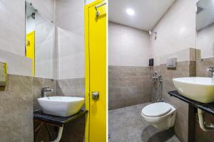 uma casa de banho com um lavatório e um WC em FabExpress Luxury Inn em Hyderabad