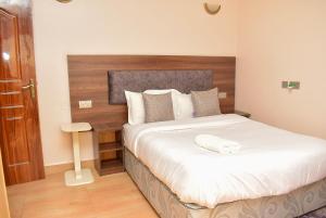 Postel nebo postele na pokoji v ubytování RAVIC HOMES NAKURU