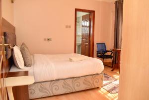 Postel nebo postele na pokoji v ubytování RAVIC HOMES NAKURU