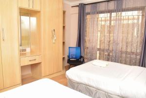Postel nebo postele na pokoji v ubytování RAVIC HOMES NAKURU