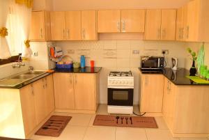 Kuchyň nebo kuchyňský kout v ubytování RAVIC HOMES NAKURU