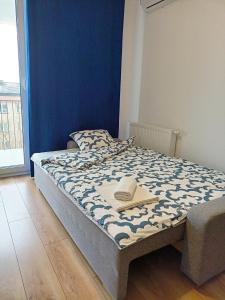 1 dormitorio con 1 cama con sombrero en Apartament Lux Corner Park Warsaw, en Pruszków