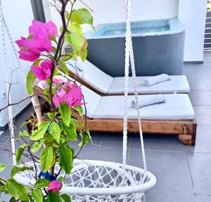 Ліжко або ліжка в номері The Muses of Santorini Private Jacuzzi Suites