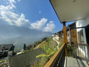 uma varanda com vista para uma montanha em Sapa Catcat Hills Resort & Spa em Sapa