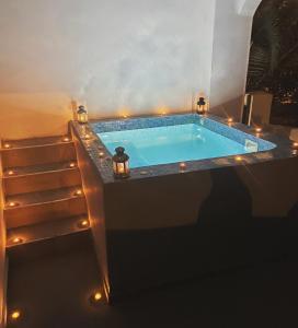 Piscina a The Muses of Santorini Private Jacuzzi Suites o a prop