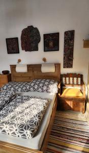 um quarto com 2 camas e um tapete em Csendliget Vendégház em Geresdlak