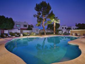 duży basen z niebieską wodą na dziedzińcu w obiekcie Scottsdale Vacation Rentals w mieście Scottsdale