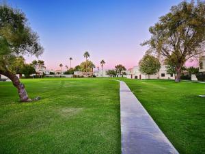 chodnik w parku z drzewami i trawą w obiekcie Scottsdale Vacation Rentals w mieście Scottsdale