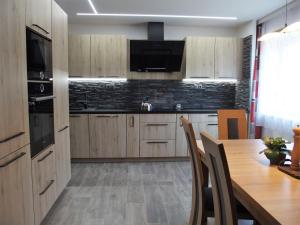 Kuchyň nebo kuchyňský kout v ubytování Apartmány U Krumlova